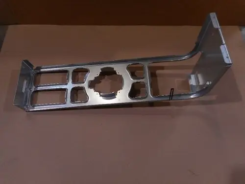 Metallische Halterung von Remeha, mit mehreren Ausschnitten und Befestigungsöffnungen, auf einem flachen Untergrund platziert.